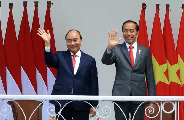 President Nguyen Xuan Phuc (L) and his Indonesian counterpart Joko Widodo at the welcome ceremony in Bogor city on December 22.