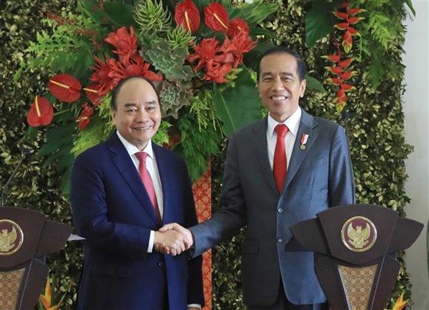 President Nguyen Xuan Phuc (L) and his Indonesian counterpart Joko Widodo. 