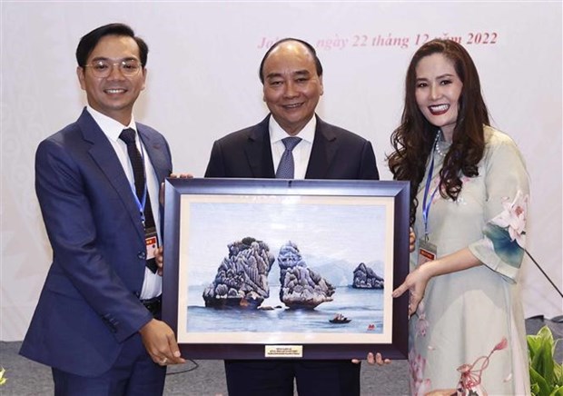 President Nguyen Xuan Phuc presents gift to representatives of Vietnamese community in Indonesia.