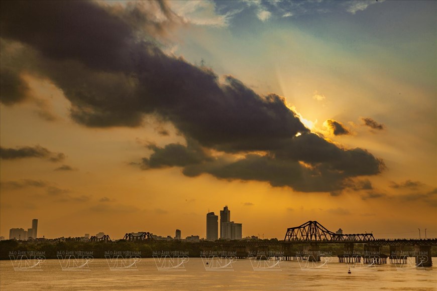 Designed by Gustave Eiffel, Long Bien Bridge boasts a unique form that differentiates it from all others. It is more than just a bridge; it is a charming piece of art that adds to Hanoi’s charm. 