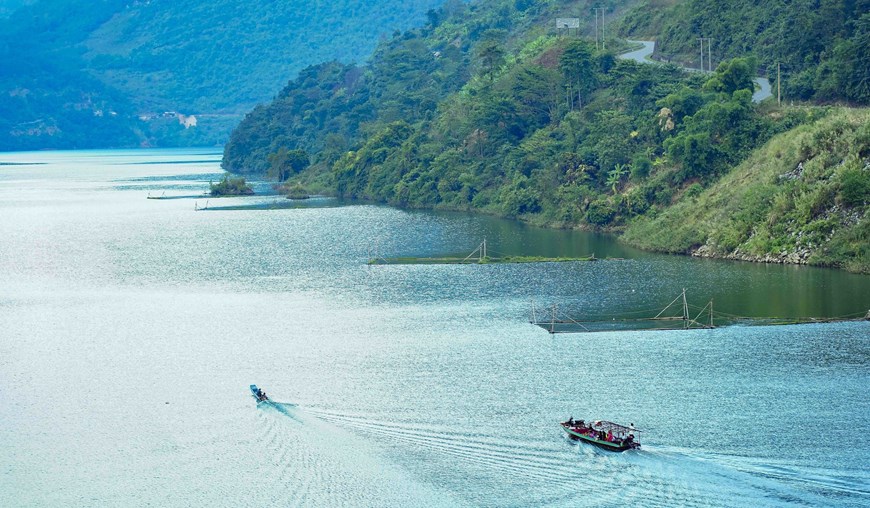 Boats gliding along the water give the Son La Hydropower Reservoir a magical beauty. 