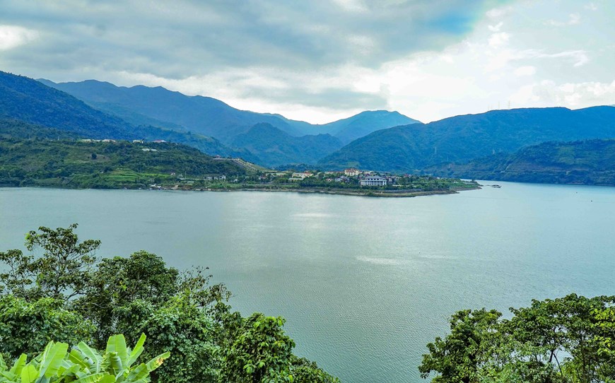 Song Da ward in Muong Lay town sits at the confluence of the Da River, the Nam Na River, and Nam Lay Stream. 