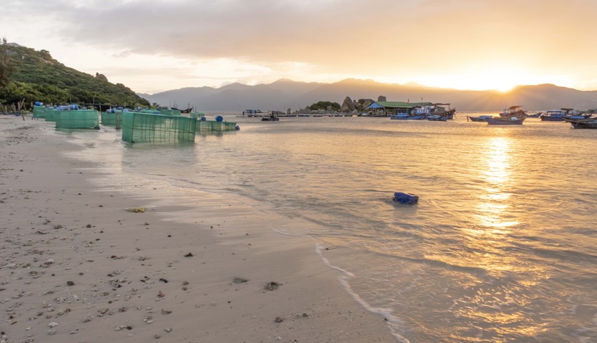 The best time to visit Binh Ba Island is from March to September, but a visit during the rest of the year is still worthwhile. 