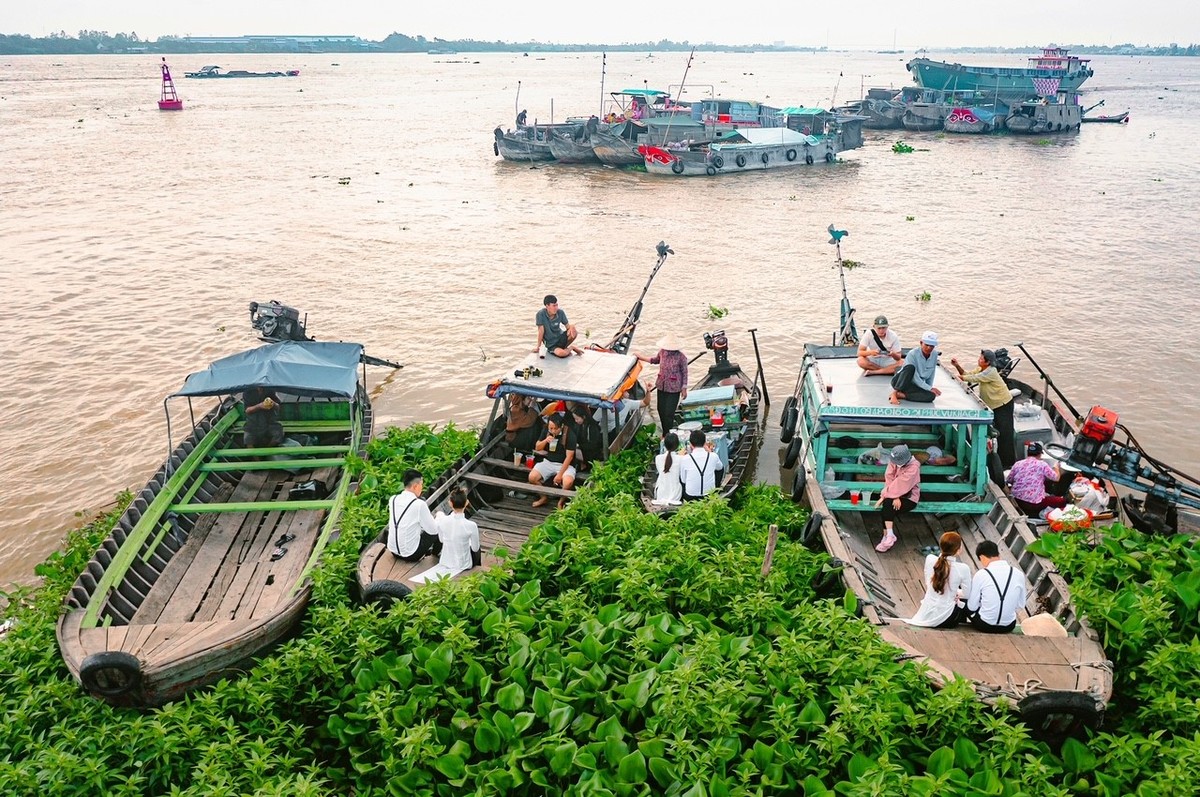 The bustling scene at Long Xuyen floating market in the early morning.