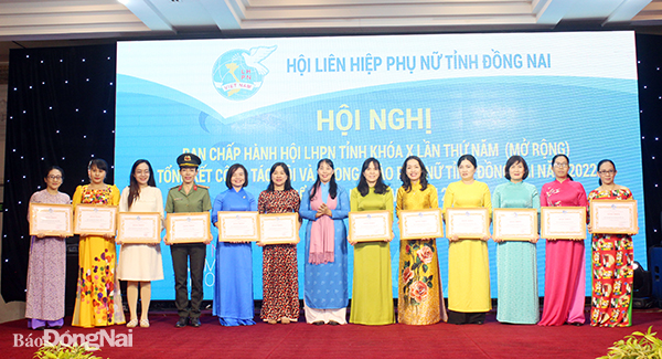 Chủ tịch Hội LHPN tỉnh Lê Thị Thái (giữa) chụp hình lưu niệm với đại diện các tập thể được khen thưởng