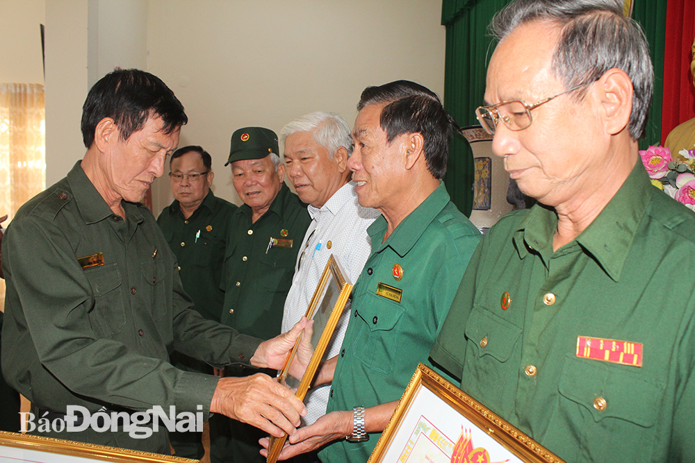 Ông Phan Thanh Hạ, Chủ tịch Hội Cựu TNXP tỉnh trao bằng khen của Trung ương Hội Cựu TNXP Việt Nam cho các tập thể, cá nhân