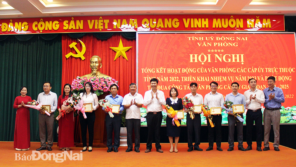 Phó bí thư thường trực Tỉnh ủy Hồ Thanh Sơn và Chánh Văn phòng Tỉnh ủy Viên Hồng Tiến chúc mừng các cá nhân được trao tặng Kỷ niệm chương vì sự nghiệp Văn phòng cấp ủy