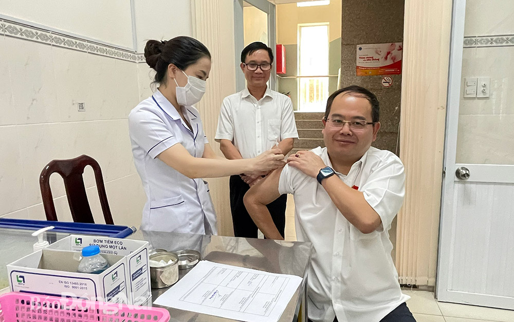 Phó bí thư Tỉnh ủy, Trưởng đoàn ĐBQH tỉnh Quản Minh Cường tiêm vaccine phòng Covid-19 mũi 4 tại Trung tâm Kiểm soát bệnh tật tỉnh. Ảnh: H.Yến