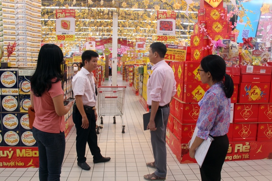 Các gian trưng bày hàng hóa Tết tại Big C Đồng Nai được triển khai từ sớm để phục vụ người dân mua sắm. (Ảnh: Hải Hà)