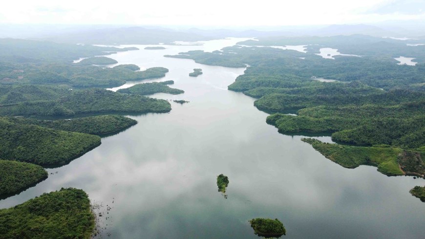 Ta Dung Lake is in Bao Loc district in the Central Highlands province of Lam Dong. 