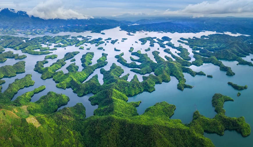 The peaceful beauty and uniqueness of the lake’s 36 large and small islands. 