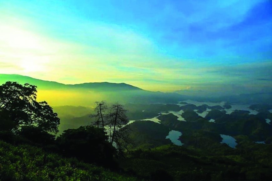 The lake’s green and blue colour is a feast for the eyes, especially on sunny days. 