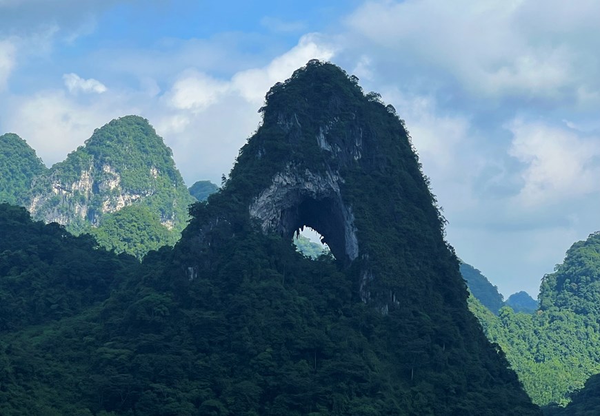 Mat Than Mountain is a spectacular and unique natural landscape in Cao Chuong commune, Trung Khanh district in the northern province of Cao Bang. The mountain is called Phja Piot in the language of the Tay ethnic minority people, meaning “a mountain with a hole”, as there is indeed a hole with a diameter of some 50 metres running right through the mountain about half-way up.