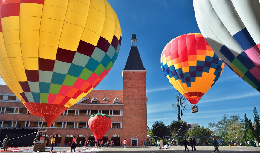 Visitors could experience a stationary hot-air balloon in the grounds of the Pedagogical College of Da Lat at an altitude of 50 metres. 