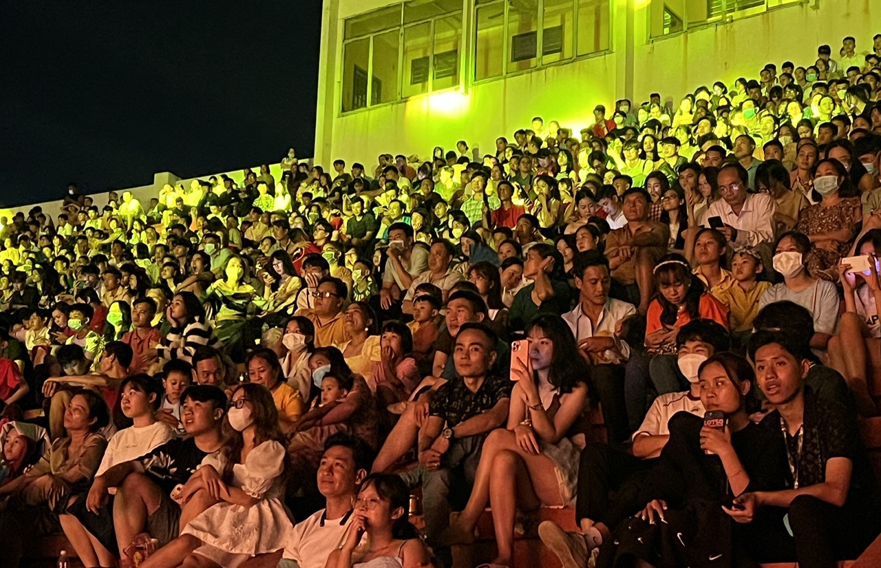 Đông đảo người dân TP.Biên Hòa xem pháo hoa tại Sân vận động tỉnh