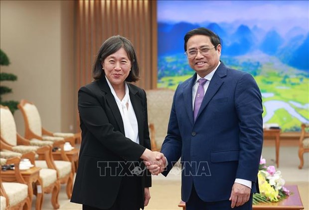 Prime Minister Pham Minh Chinh (right) and US Trade Representative Katherine Tai. 