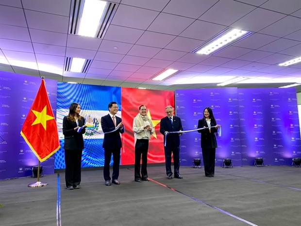 El Salvador’s Minister of Foreign Affairs Alexandra Hill Tinoco (middle) and Vietnam’s Foreign Deputy Minister Ha Kim Ngoc (second from left) cut the ribbon to open the El Salvador Embassy in Hanoi on February 15. 