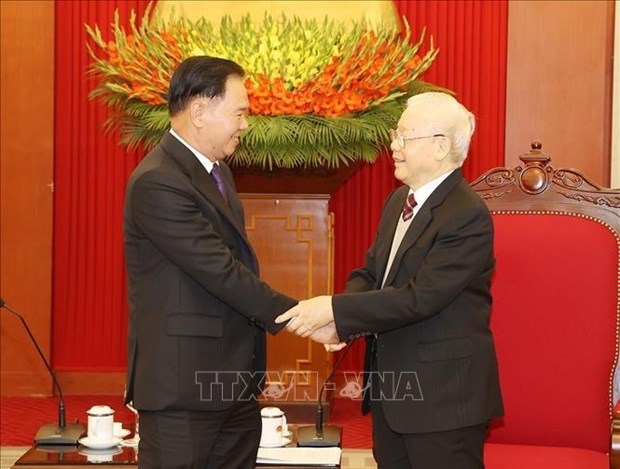 Party General Secretary Nguyen Phu Trong (R) receives Chief of Office of the Lao People’s Revolutionary Party (LPRP) Central Committee Thongsalith Mangnomek .