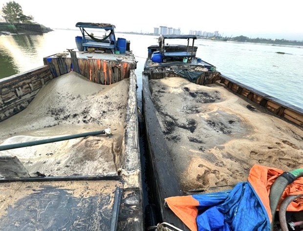 Sand mining boats by Nguyễn Văn Láo and Võ Thanh Tú were seized by Đồng Nai Traffic Police. VNA/VNS Photo