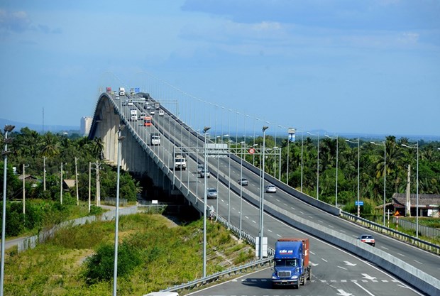 Vehicles travel on the Long Thanh Bridge on the HCMC-Long Thanh-Dau Giay Expressway, which links HCMC with neighboring Dong Nai Province – PHOTO: VNA
