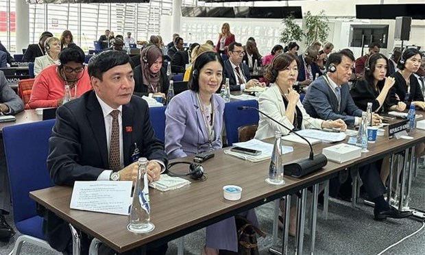 Bui Van Cuong (first, left), Secretary General of the National Assembly (NA) and Chairman of the NA Office, and other members of the Vietnamese delegation attend the ASGP meeting in Bahrain. 