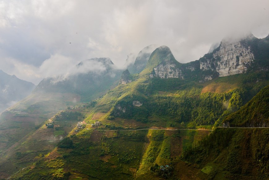 From a distance, Ma Pi Leng pass resembles a “thread” in the middle of a hill, creating a majestic scene in the rocky mountain plateau. 