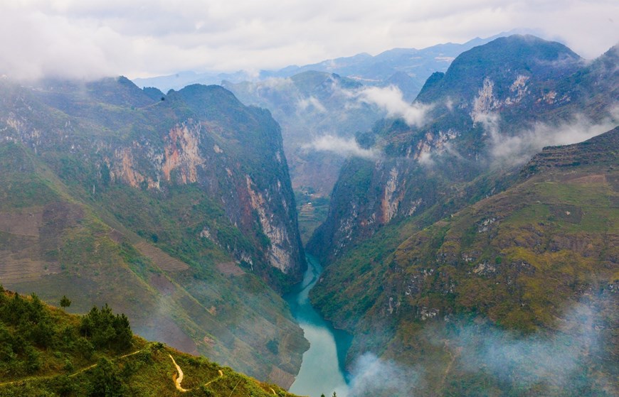 Nho Que river passes through Tu San canyon and then along Ma Pi Leng pass. 