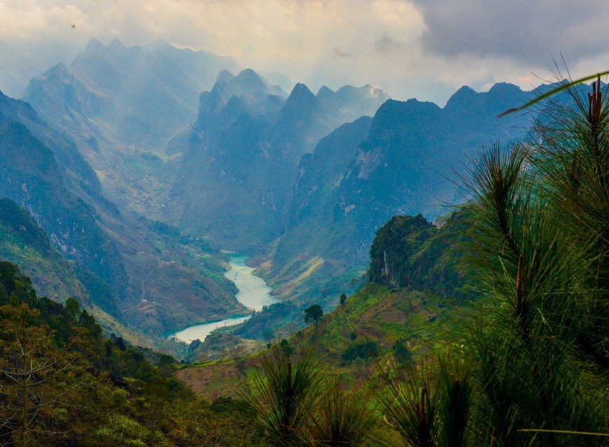 Though Ma Pi Leng pass is dangerous and scary, visitors are rewarded with a lovely view of the turquoise Nho Que river below. 