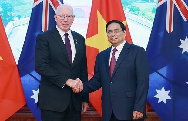 PM Pham Minh Chinh (R) and Australian Governor-General David Hurley. 