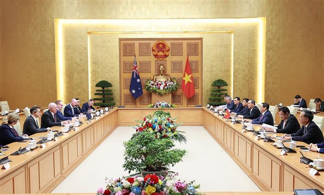 PM Pham Minh Chinh (R) and Australian Governor-General David Hurley. 