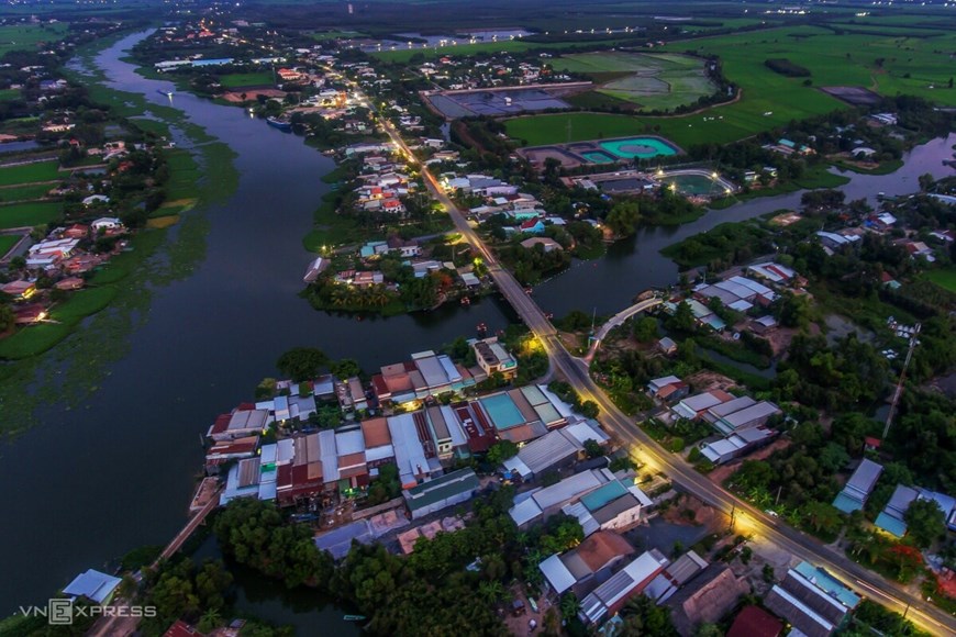 Tan Lap Commune in Moc Hoa District glimmers with residential clusters interspersed with aquaculture ponds and rice fields stretching along the banks of Vam Co Tay River. 