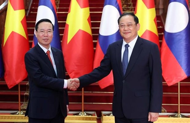 President Vo Van Thuong (L) and Lao Prime Minister Sonexay Siphandone.