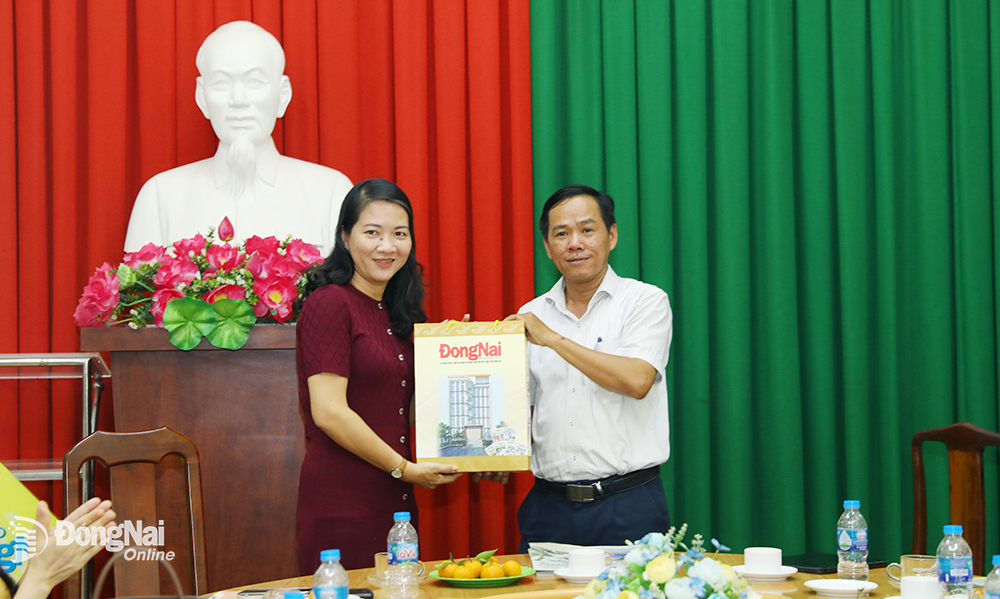 Phó tổng biên tập Báo Đồng Nai Đinh Kim Tuấn tặng quà cho lãnh đạo Báo Bạc Liêu