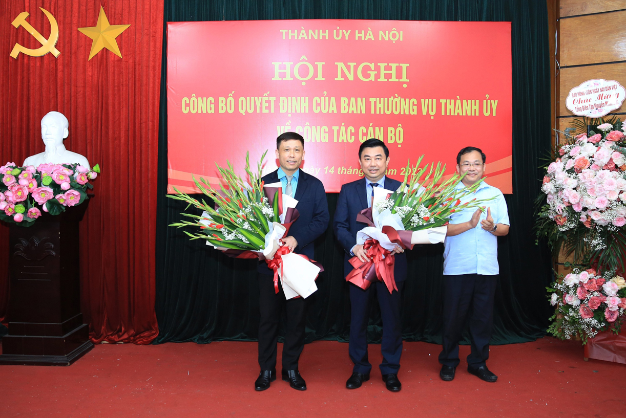 Lãnh đạo Báo Hà Nội Mới tặng hoa chúc mừng hai đồng chí Nguyễn Minh Đức và Nguyễn Thành Lợi