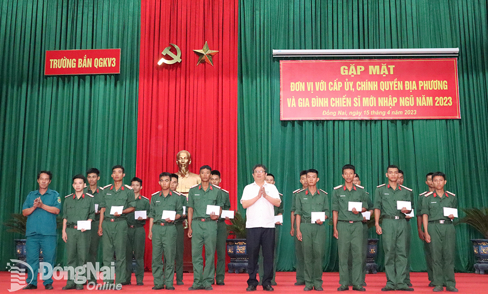 Phó Bí thư huyện uỷ- Chủ tịch UBND huyện, Mai Văn Hiền tặng quà cho các chiến sỹ mới tại trường bắn Quốc gia Khu vực 3