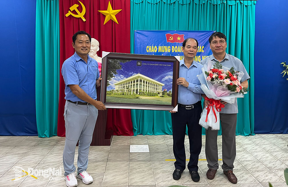 Ông Kim Si Jung, Tổng giám đốc Công ty TNHH Changsin Việt Nam (bên trái) tặng quà cho lãnh đạo Huyện ủy Hải Hà (tỉnh Quảng Ninh)