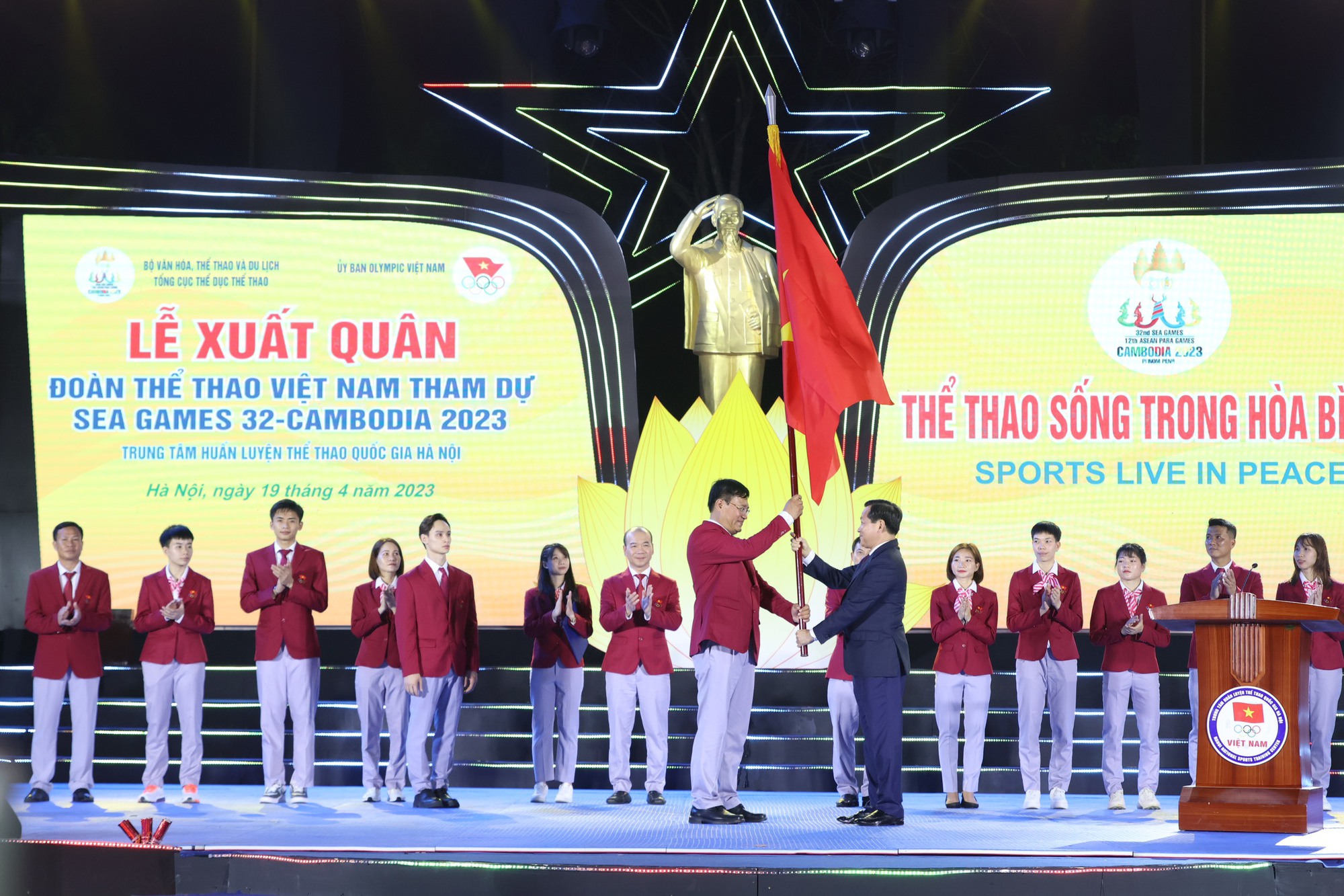 Trưởng đoàn Đặng Hà Việt nhận cờ từ Phó thủ tướng Lê Minh Khái