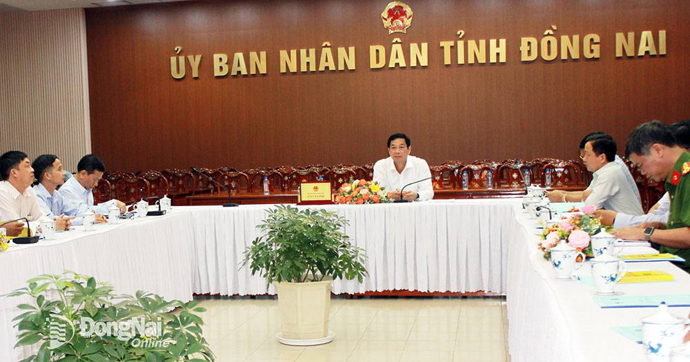 Phó chủ tịch UBND tỉnh Võ Văn Phi chủ trì hội nghị trực tuyến tại điểm cầu Đồng Nai. Ảnh: B.Nguyên