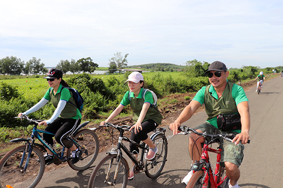 Chuyến đi bắt đầu với hoạt động đạp xe trên những cung đường quanh hồ Trị An