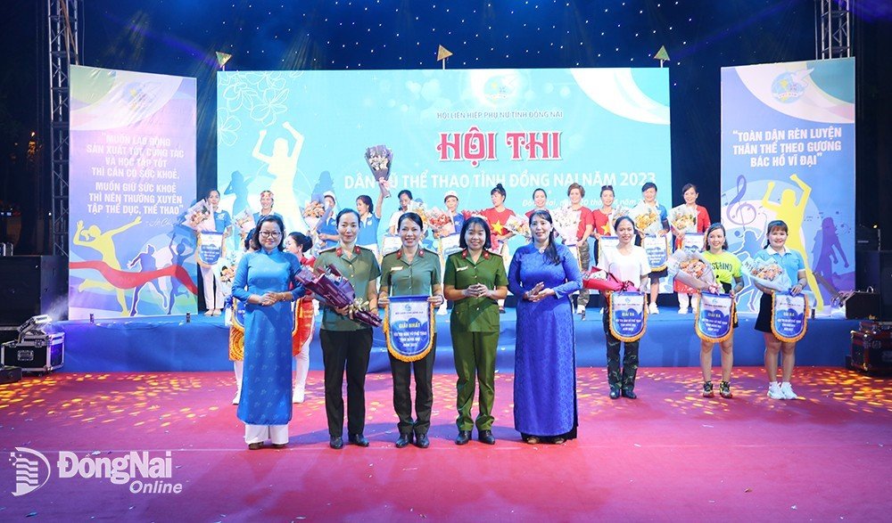 Chủ tịch Hội LHPN tỉnh Lê Thị Thái (bìa phải) và Phó chủ tịch thường trực Hội LHPN tỉnh Bùi Thị Hạnh (bìa trái) trao giải nhất cho đội thi Hội phụ nữ Công an tỉnh