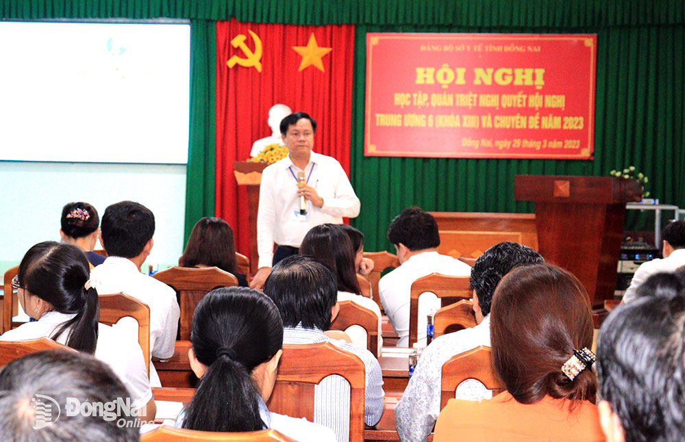 Phó giám đốc Sở Y tế Nguyễn Văn Bình chủ trì hội nghị. Ảnh: Hạnh Dung