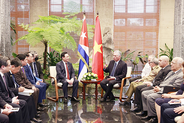 Chủ tịch Quốc hội Vương Đình Huệ hội kiến đại tướng Raúl Castro Ruz và Bí thư thứ nhất, Chủ tịch Cuba Miguel Díaz-Canel