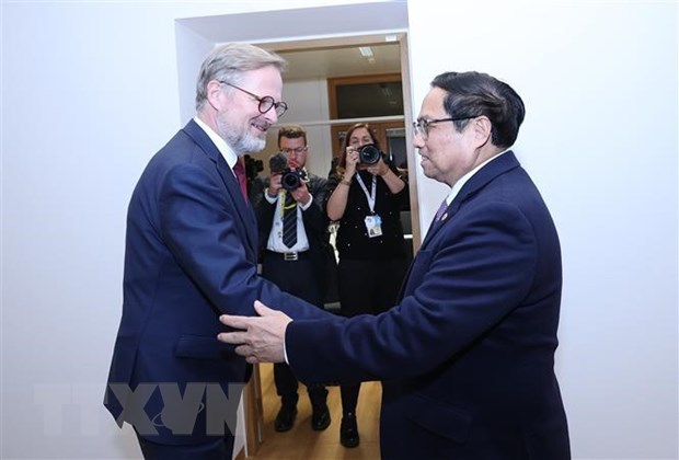 Prime Minister Pham Minh Chinh (R) meets Czech PM Petr Fiala on the sidelines of the ASEAN–EU Summit in December 2022.