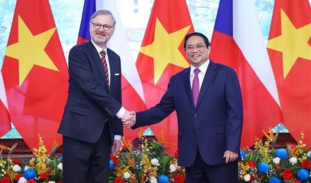 Prime Minister Pham Minh Chinh (R) welcomes Prime Minister Petr Fiala. 