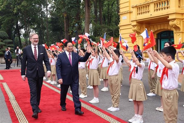 Hanoi children welcome PM Petr Fiala.