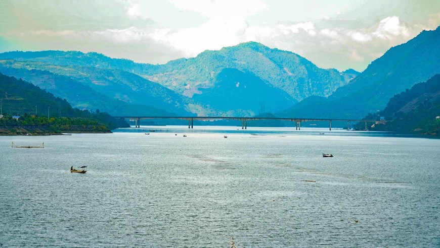 The beauty of the Son La Hydropower Reservoir in Muong Lay town. 