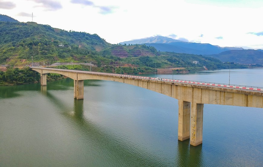 Ban Xa Bridge connects the two sides of the reservoir. 