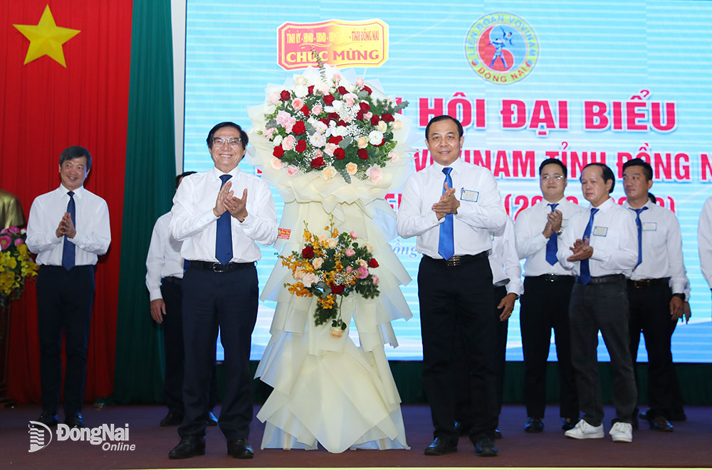 Phó chủ tịch UBND tỉnh Nguyễn Sơn Hùng tặng lẵng hoa chúc mừng Liên đoàn Vovinam tỉnh Đồng Nai