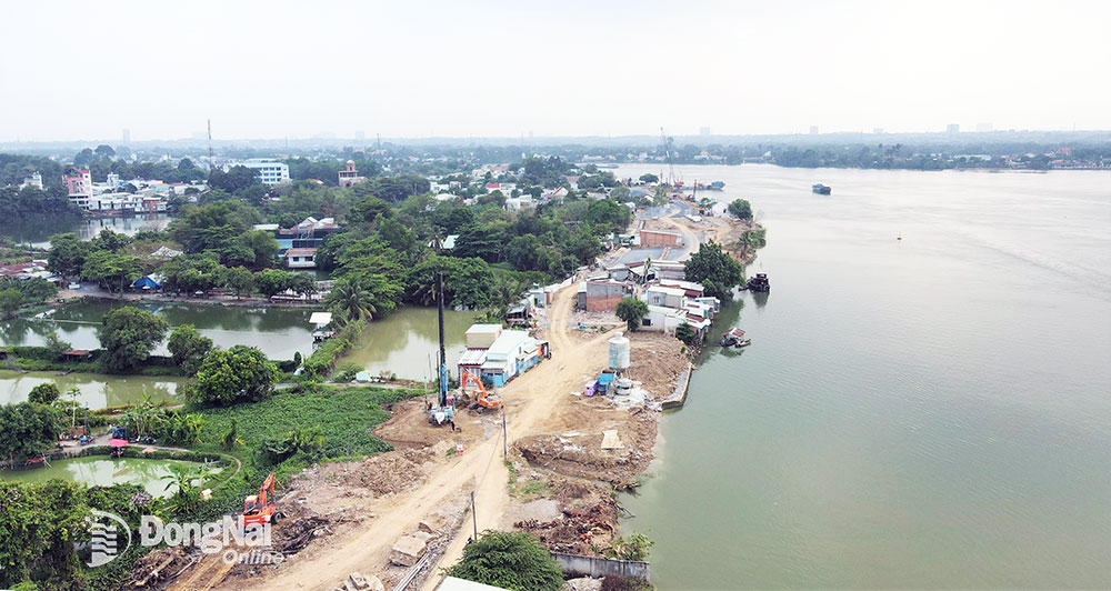 Do chưa nhận được đất tái định cư nên nhiều hộ dân tại KP.5, P.Bửu Long (TP.Biên Hòa) chưa bàn giao mặt bằng để thi công dự án đường ven sông Đồng Nai. Ảnh: P.TÙNG