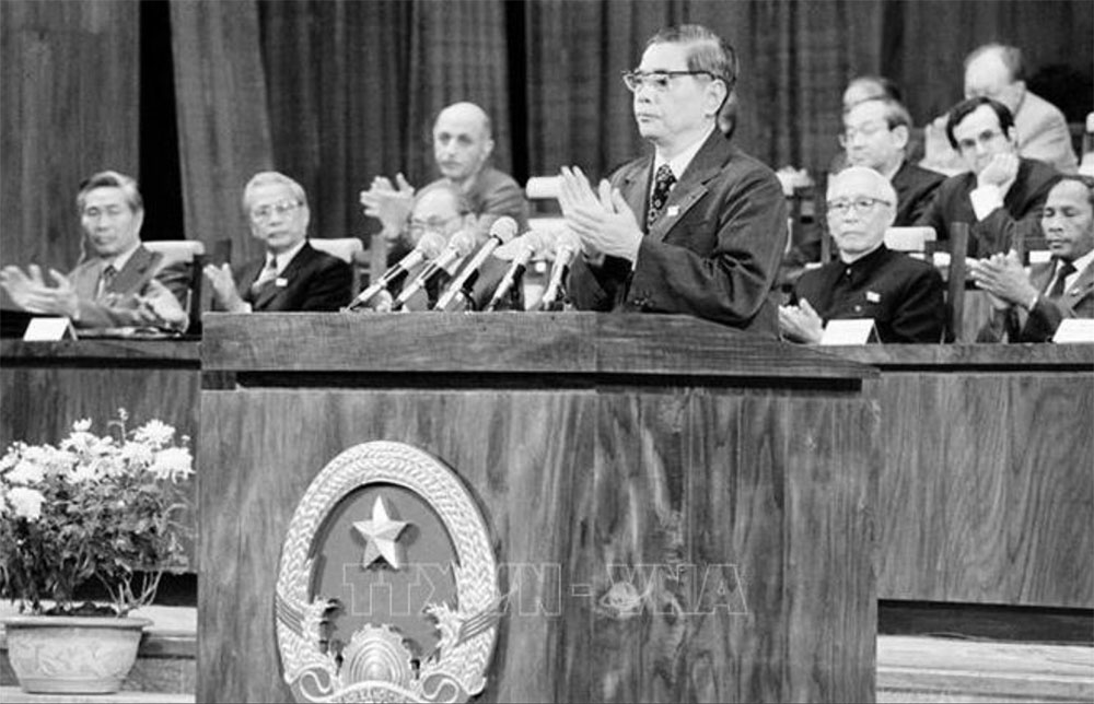 Đồng chí Nguyễn Văn Linh phát biểu tại Đại hội đại biểu toàn quốc lần thứ VI của Đảng họp tại Hà Nội từ ngày 15 đến 18-12-1986. (Ảnh: TTXVN)